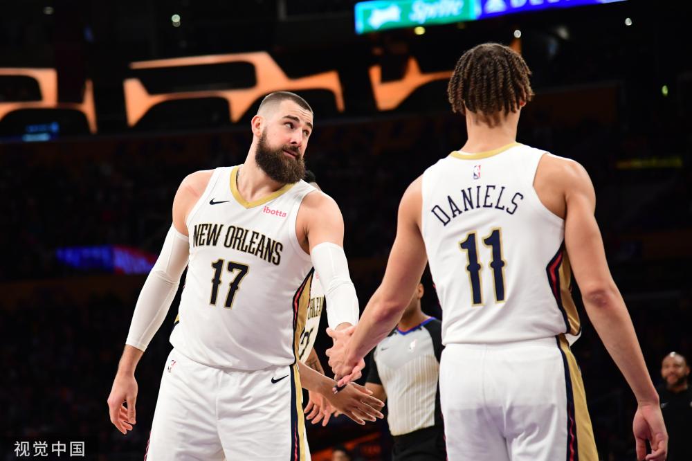 [NBA]詹姆斯高吊篮下 戴维斯接球双手暴扣.